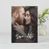 Moderne Chic Script Minimalistische Bewaar De Datu Save The Date (Staand voorkant)