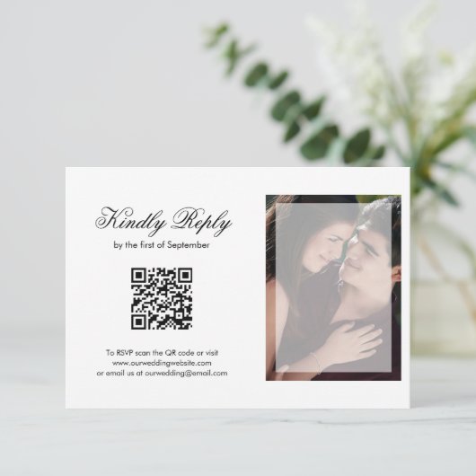 Moderne Chic Script Photo QR Code Weddenschap RSVP Kaartje (Staand voorkant)