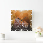 Moderne chic Wedding Alles wat je nodig hebt is ee Vierkante Klok<br><div class="desc">De grafische foto werpt kussen met manuscriptkalligrafie en moderne typografie lezing:"Al u hebt behoefte is de Liefde "naast uw douanenamen. Pas uw favoriete foto,  namen,  en trouwdatum aan. Geweldig geschenk voor Valentijnsdag,  nieuwigheden of een verjaardag.</div>