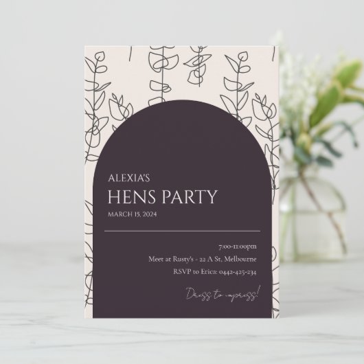 Moderne chique bloemenboog hennen feestuitnodiging kaart (Staand voorkant)