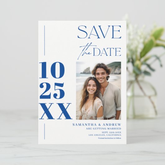 Moderne chique eenvoudige vet script blauw wit bru save the date (Staand voorkant)
