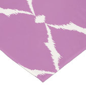 Moderne chique gestructureerde paarse ikat chevron korte tafelloper (Hoek)