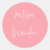 Moderne chique pastel roze bruiloft script envelop ronde sticker (Voorkant)
