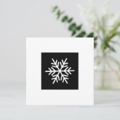 Moderne chique sneeuwvlok op zwarte witte rand feestdagenkaart (Staand voorkant)