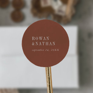 Moderne chique terracotta roest bruiloft envelop a ronde sticker