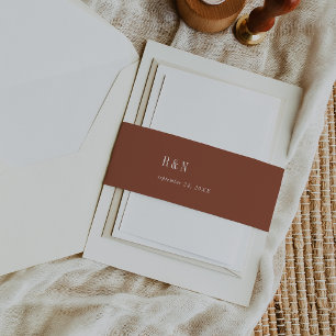 Moderne chique terracotta roest monogram bruiloft uitnodigingen wikkel