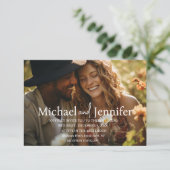 Moderne chique witte typografie trouwfoto kaart (Staand voorkant)