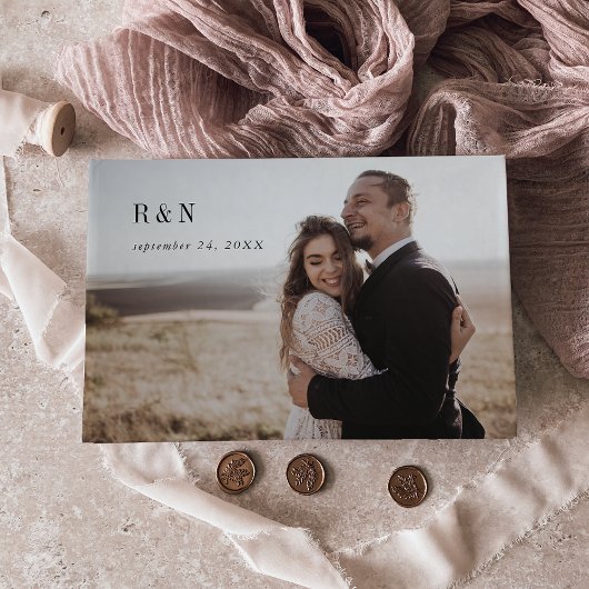 Moderne Chique Zwart-Wit Monogram Foto Bruiloft Gastenboek