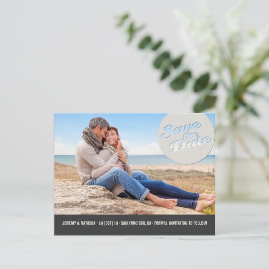 Moderne Circle Spotlight Cutout Save the Date Phot Aankondigingskaart (Staand voorkant)