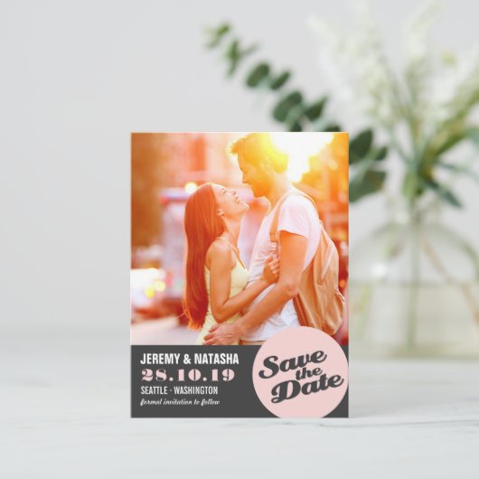 Moderne Circle Spotlight Cutout Save the Date Phot Aankondigingskaart (Staand voorkant)