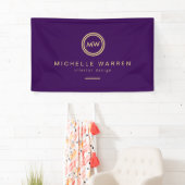 Moderne cirkelmonogram beginletters op koninklijk  spandoek (Insitu)