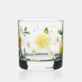 Moderne citroenblauwe bloemenscript bruidsshower whisky glas (Voorkant)
