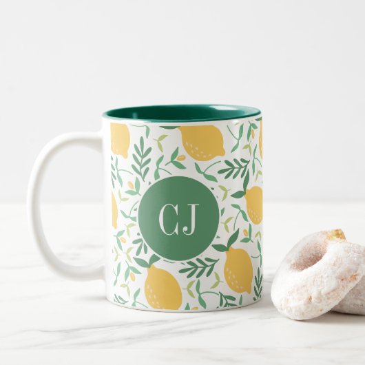 Moderne Citrus Geel Groene Bladeren Monogram Tweekleurige Koffiemok (Met donut)