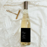 Moderne classic Black Weddenschap Wine Label Wijn Etiket<br><div class="desc">Deze moderne klassieke zwarte trouwwijn is perfect voor je elegante moderne bruiloft. Dit ontwerp is voorzien van witte eenvoudige kalligrafie die op een donkere zwarte achtergrond is geplaatst om te passen aan uw klassieke bruiloft of minimalistische boho bruiloft in de lente, zomer, herfst of winter. Geef ons alstublieft de vrijheid...</div>