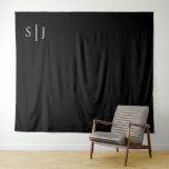 Moderne classic Black Weduwfoto achtergrond Wandkleed<br><div class="desc">Deze moderne klassieke foto van de zwarte bruiloft is perfect voor je elegante moderne bruiloft. Dit ontwerp is voorzien van witte eenvoudige kalligrafie die op een donkere zwarte achtergrond is geplaatst om te passen aan uw klassieke bruiloft of minimalistische boho bruiloft in de lente, zomer, herfst of winter. Geef ons...</div>