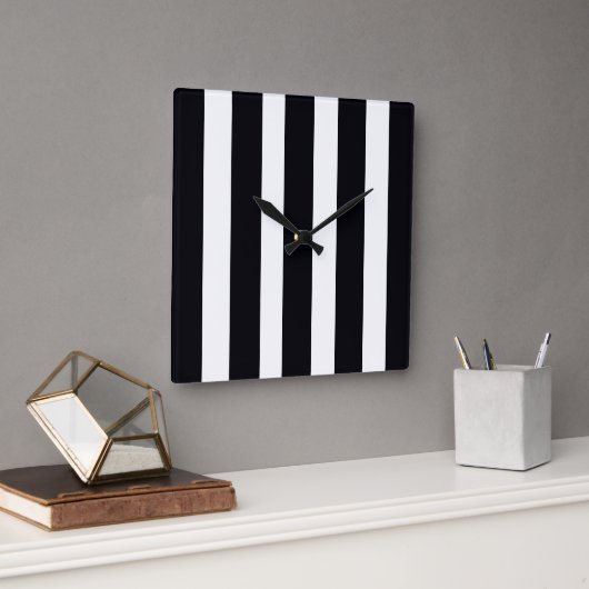 Moderne Classic Cool Black & White Striped Vierkante Klok (Kantoor)