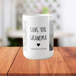 Moderne collage foto-liefde grootmoeder beste cade koffiemok<br><div class="desc">Een moderne collage foto van jou en je oma kan het perfecte geschenk zijn om haar te shows hoeveel je van haar houdt en waarderen. Dit unieke en doordachte geschenk is een geweldige manier om je speciale herinneringen samen te bewaren en een prachtig kunstwerk te creëer dat ze thuis kan...</div>