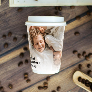 Moderne collage foto waar het de meeste familie to papieren bekers