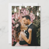 Moderne confetti bloemblaadjes roze foto bruiloft kaart (Achterkant)