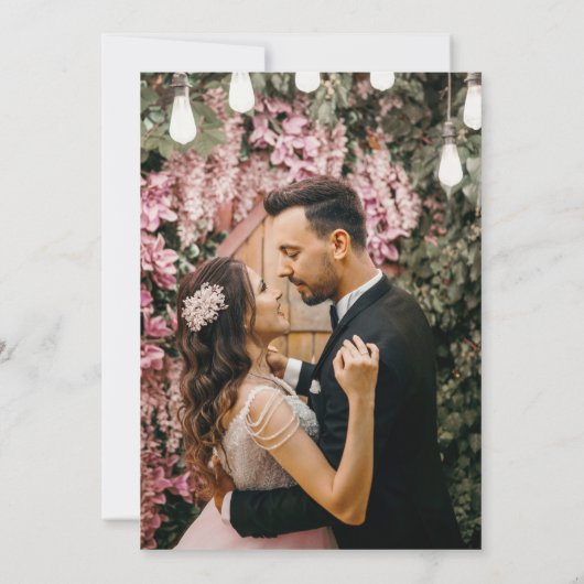 Moderne confetti bloemblaadjes roze foto bruiloft kaart (Achterkant)