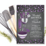 Moderne Confetti Kitchen Bridal Shower-uitnodiging Kaart<br><div class="desc">Moderne voorraad de keukenbridale doucheuitnodiging met een rolpin,  mengkom,  spatel,  pizzacutter,  whisky,  plantenschilder en maatlepels op een hedendaagse achtergrond van het krijtbord met paars- en zwarte haarstaartstift. Bezoek onze winkel om deze uitnodiging te uitzichten in allerlei populaire trouwdoucheruimten.</div>