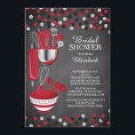 Moderne Confetti Kitchen Bridal Shower-uitnodiging Kaart<br><div class="desc">Moderne voorraad de keukenbridale doucheuitnodiging met een rolpin,  mengkom,  spatel,  pizzacutter,  whisky,  plantenschilder en maatlepels op een hedendaagse achtergrond van het krijtbord met rode en zwarte stip confetti.  Bezoek onze winkel om deze uitnodiging te uitzichten in allerlei populaire trouwdoucheruimten.</div>