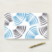 Moderne, coole, trendy blauwe abstracte penseelstr post-it® notes (Op bureau)