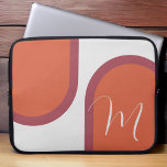 Moderne Coral Magenta Roze Boog met Monogram Laptop Sleeve<br><div class="desc">Vet, mooi en zo stijlvol, dit moderne laptop hoesje ontwerp heeft uw eigen persoonlijke branding, het weergeven van uw grote monogram initiaal in de hedendaagse handgeschreven belettering. Boogkleurblokken in heldere energetische kleuren van koraal en magenta roze over een duif witte achtergrond geven een super stijlvolle look en feel aan dit...</div>