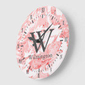 Moderne Coral Pink Swirls Roman Numerieke Naam Grote Klok (Hoek)
