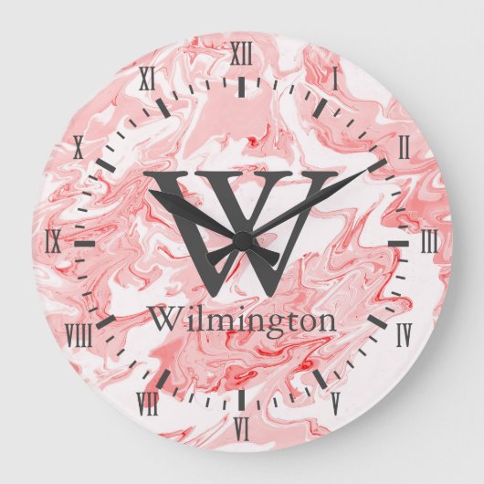 Moderne Coral Pink Swirls Roman Numerieke Naam Grote Klok (Voorkant)