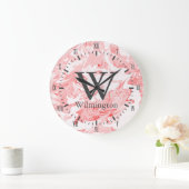 Moderne Coral Pink Swirls Roman Numerieke Naam Grote Klok (Huis)