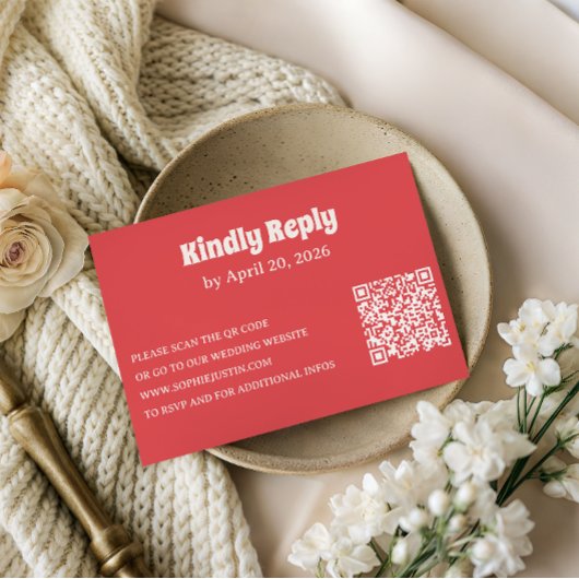 Moderne Coral RSVP kaart met QR-code