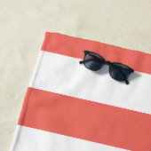 Moderne Coral White Striped Pattern Strandlaken (In situ)