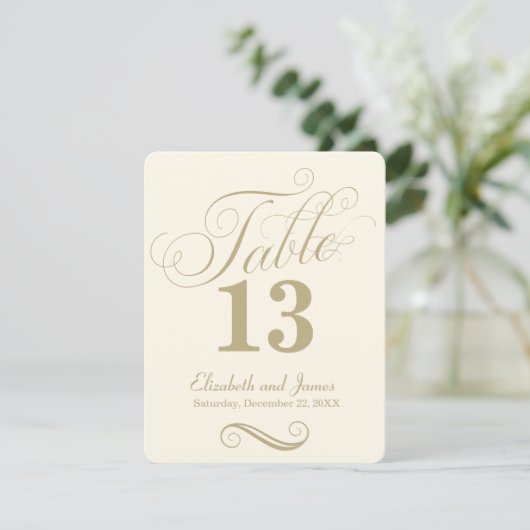 Moderne Crème Gouden Script Tafelnummer Bruiloft (Staand voorkant)