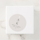 Moderne Crème Groene Monogram Aarde Toon bruiloft Bedankjes Labels (In situ)