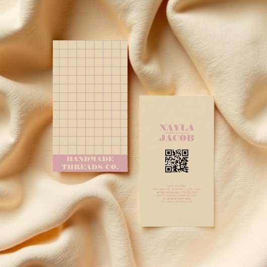 Moderne Crème & Roze Geruit Patroon QR Code Visitekaartje
