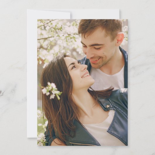 Moderne Crimson Rood Bladgroen Omtrek Foto Bruilof Kaart (Achterkant)