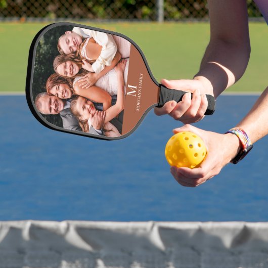 Moderne Custom Photo Monogram Naam Terracotta Wit Pickleball Paddle (Insitu)