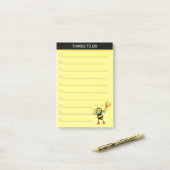 Moderne cute honingbij op zwart en geel post-it® notes (Op bureau)