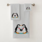 Moderne Cute Pinguïn Koppel op Lichtgrijs Bad Handdoek (Insitu)