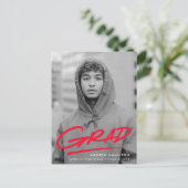 Moderne Dashed Afstudeerder Red Photo Graduparty Uitnodiging Briefkaart (Staand voorkant)