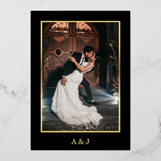 Moderne Datum Foto & Monogram Lijst Elegant Echt Folie Uitnodiging (Achterkant)