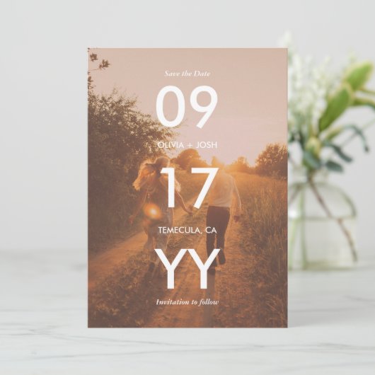 Moderne datum typografie foto save the date (Staand voorkant)
