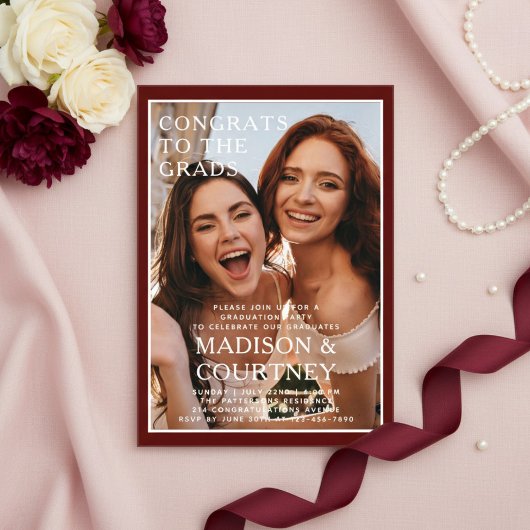 Moderne Deep Red Gingham fotoafstudeerfeest Acryl Uitnodigingen