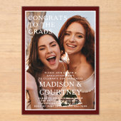 Moderne Deep Red Gingham fotoafstudeerfeest Acryl Uitnodigingen (Voorkant)