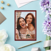 Moderne Deep Red Gingham fotoafstudeerfeest Acryl Uitnodigingen (Insitu (Huwelijk))