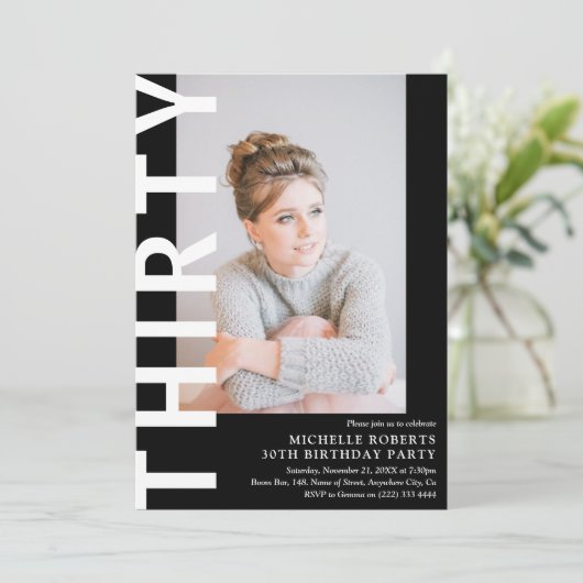 Moderne DERDE Foto 30th Birthday Party Invitation Kaart (Staand voorkant)