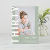 Moderne DERDE Foto 30th Birthday Party Invitation Kaart (Staand voorkant)