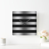 Moderne design Silver Stripes over zwarte achtergr Vierkante Klok (Huis)