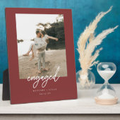 Moderne Diep Rode 'Verloofd' Script Koppel Foto Fotoplaat (Zijkant)